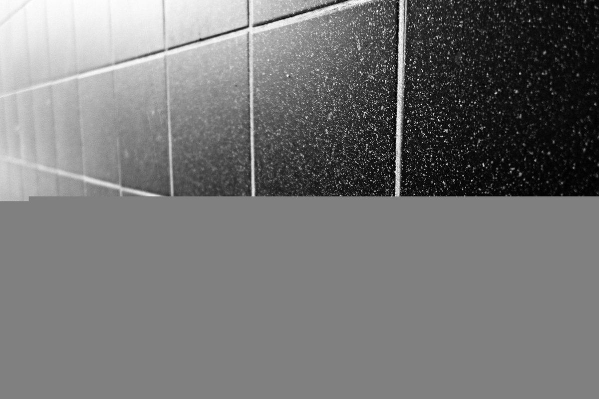 Carreaux céramique noirs à effet éclaboussure blanche